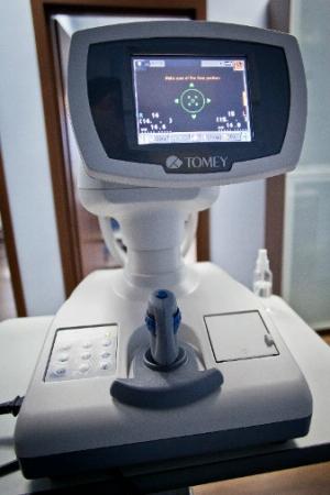 Автоматический, самонаводящийся, бесконтактный пневмотонометр TOMEY (Япония) для измерения внутриглазного давления.