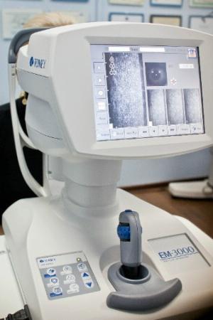 Эндотелиальный микроскоп (автоматический, бесконтактный) TOMEY EM-3000 (Япония) для анализа эндотельального слоя роговицы.