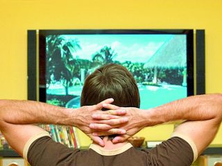 Просмотр телевизора портит зрение и повышает риск возникновения сосудистых заболеваний